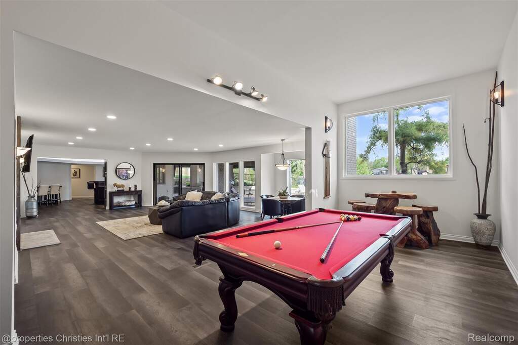 5 Bedroom Single Family Home/House's Image 36
