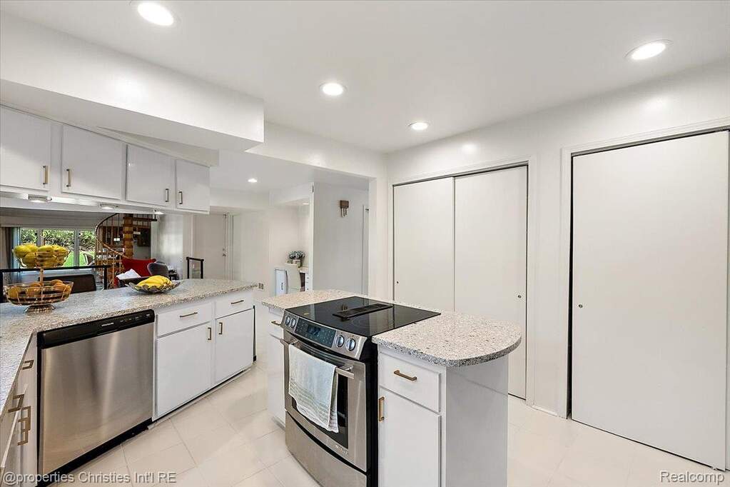 5 Bedroom Single Family Home/House's Image 10