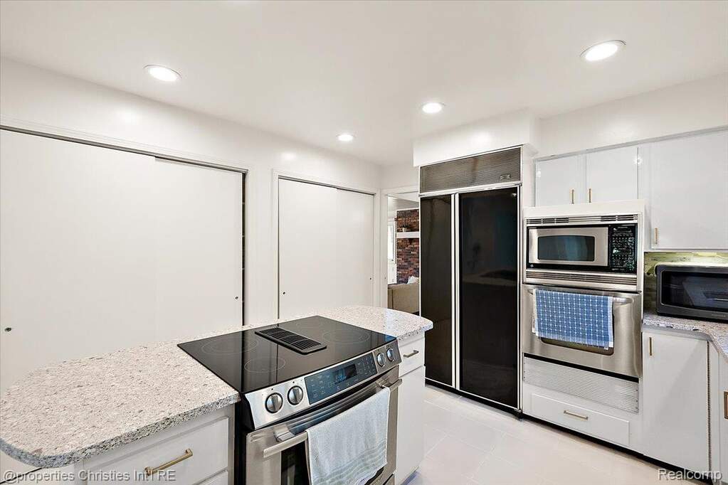 5 Bedroom Single Family Home/House's Image 11