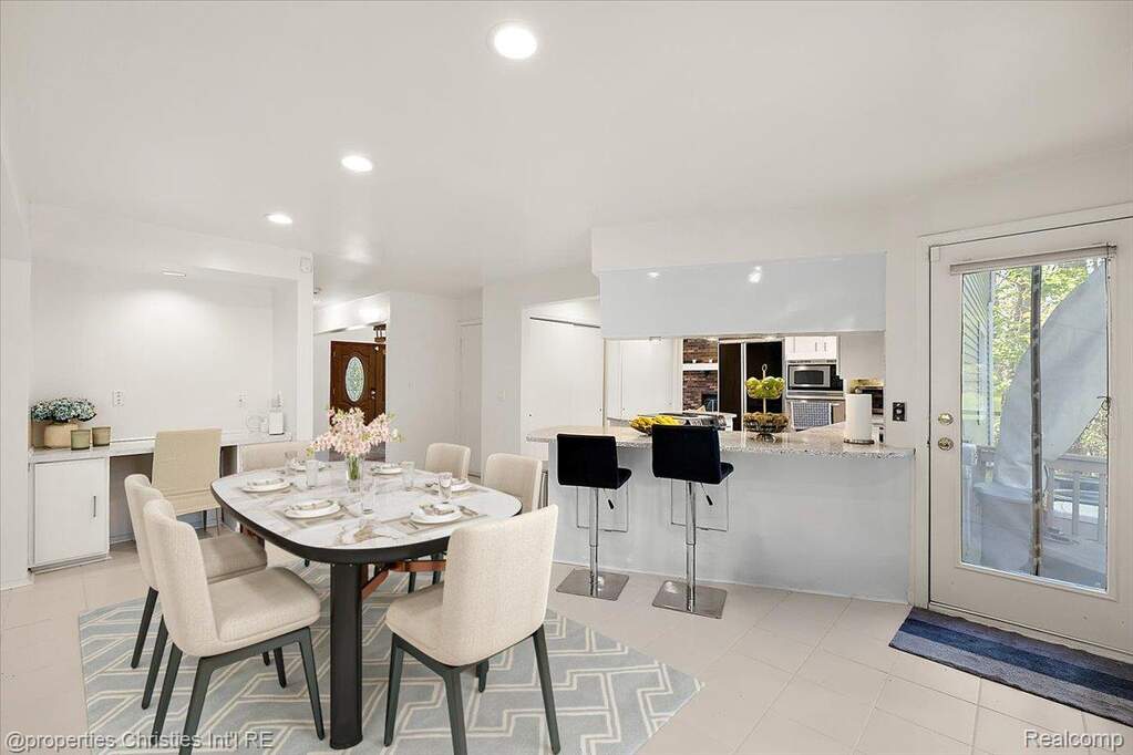 5 Bedroom Single Family Home/House's Image 13