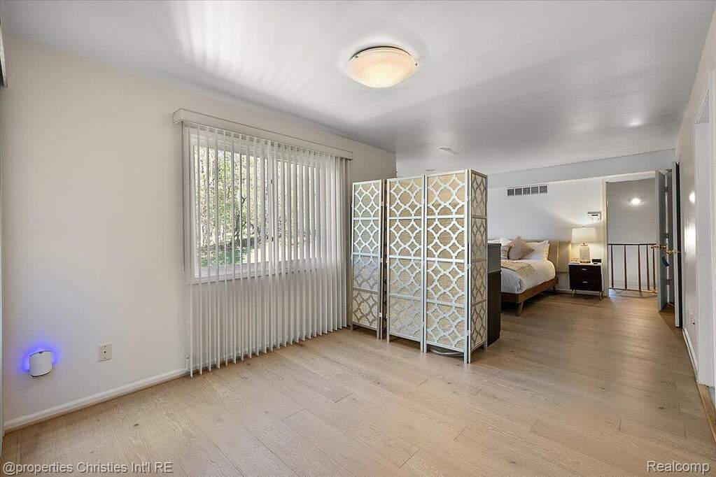5 Bedroom Single Family Home/House's Image 22