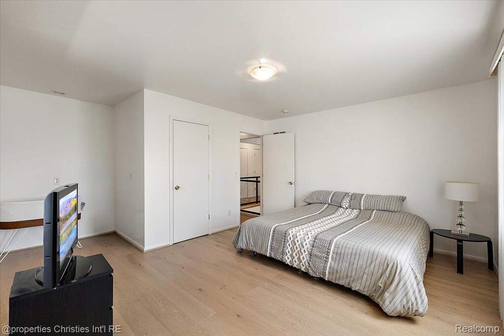 5 Bedroom Single Family Home/House's Image 31