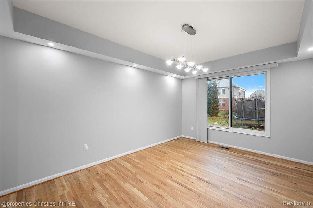 4 Bedroom Single Family Home/House's Image 9