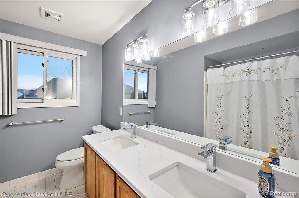 4 Bedroom Single Family Home/House's Image 28