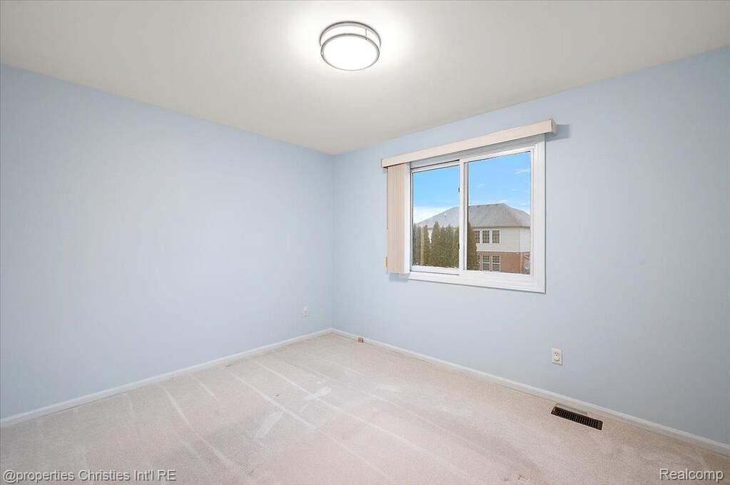 4 Bedroom Single Family Home/House's Image 33