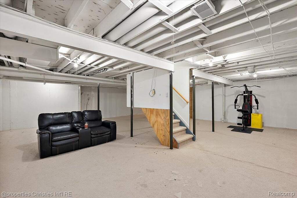 4 Bedroom Single Family Home/House's Image 36