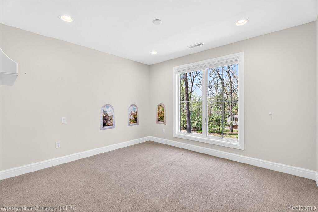 4 Bedroom Single Family Home/House's Image 32