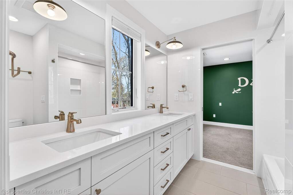4 Bedroom Single Family Home/House's Image 34