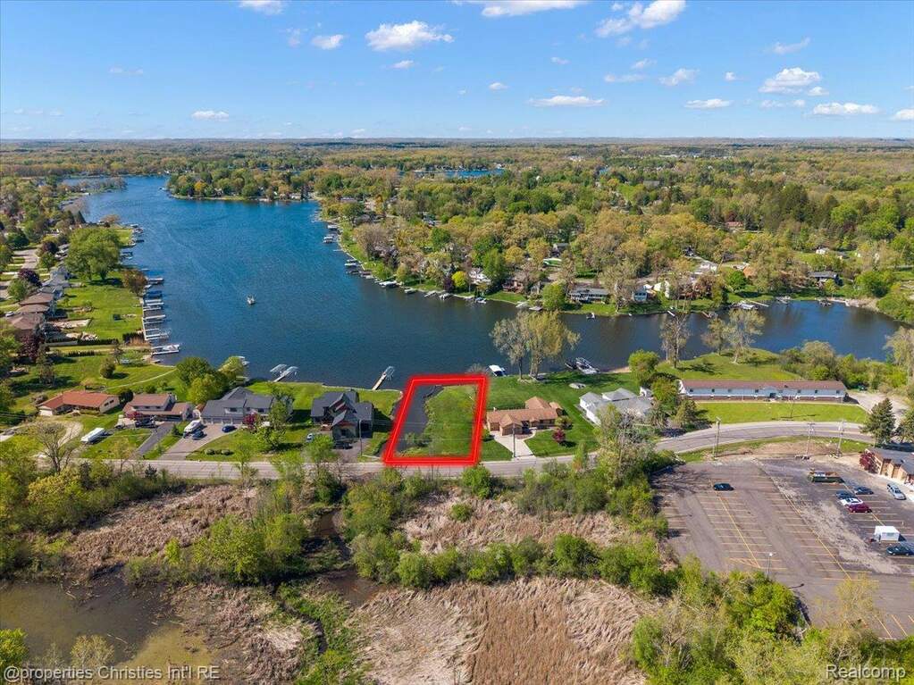 Waterfront lot featuring direct lake access, a clear, level building area, and mature perimeter trees