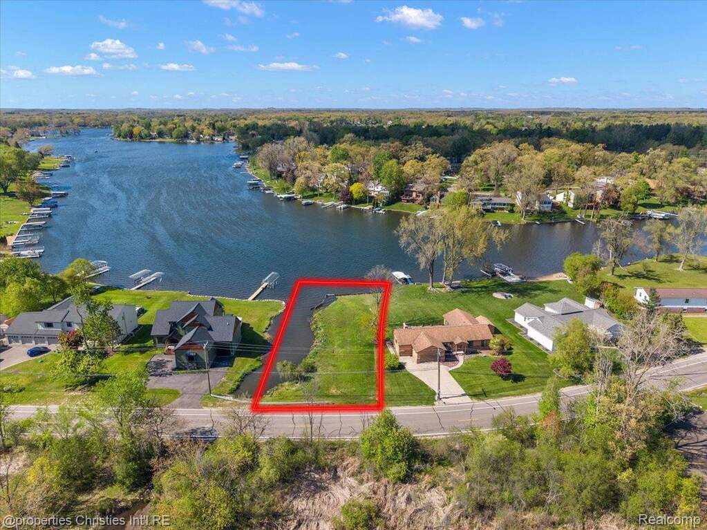 Waterfront parcel with direct lake access