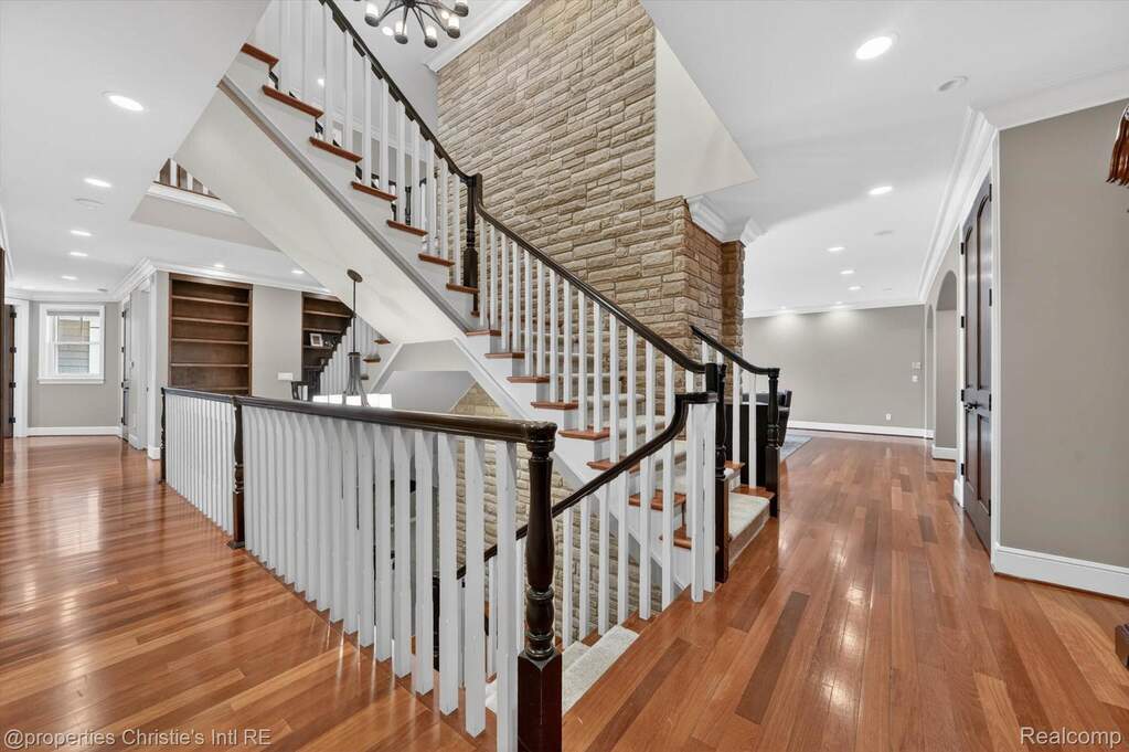 10 Bedroom Single Family Home/House's Image 7