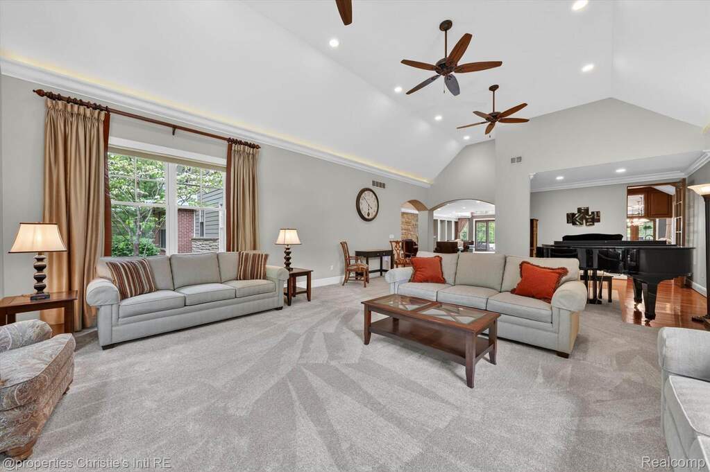 10 Bedroom Single Family Home/House's Image 8
