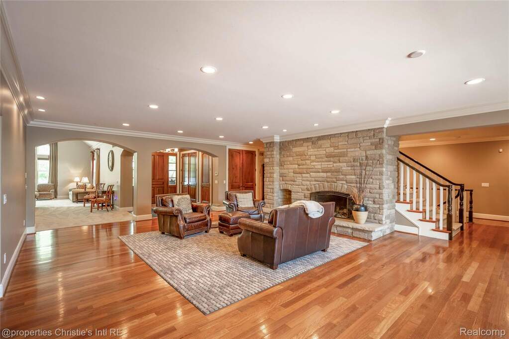 10 Bedroom Single Family Home/House's Image 9