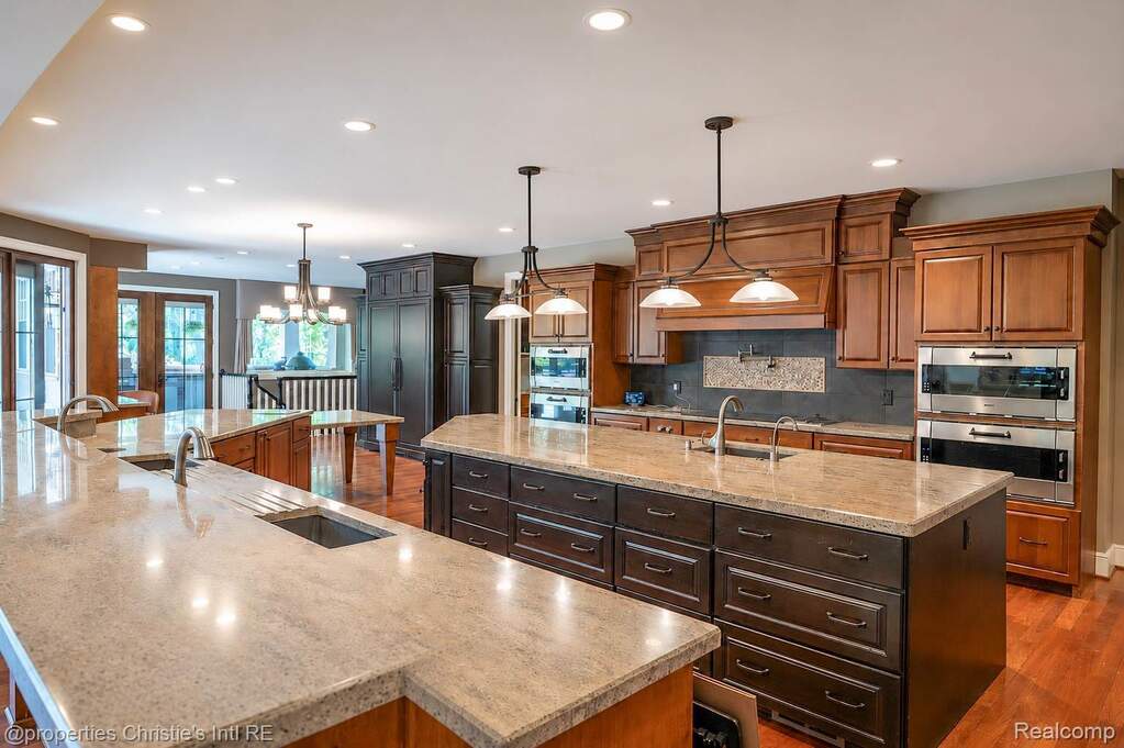 10 Bedroom Single Family Home/House's Image 10