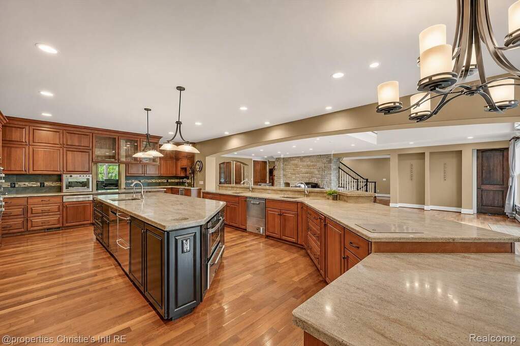 10 Bedroom Single Family Home/House's Image 11