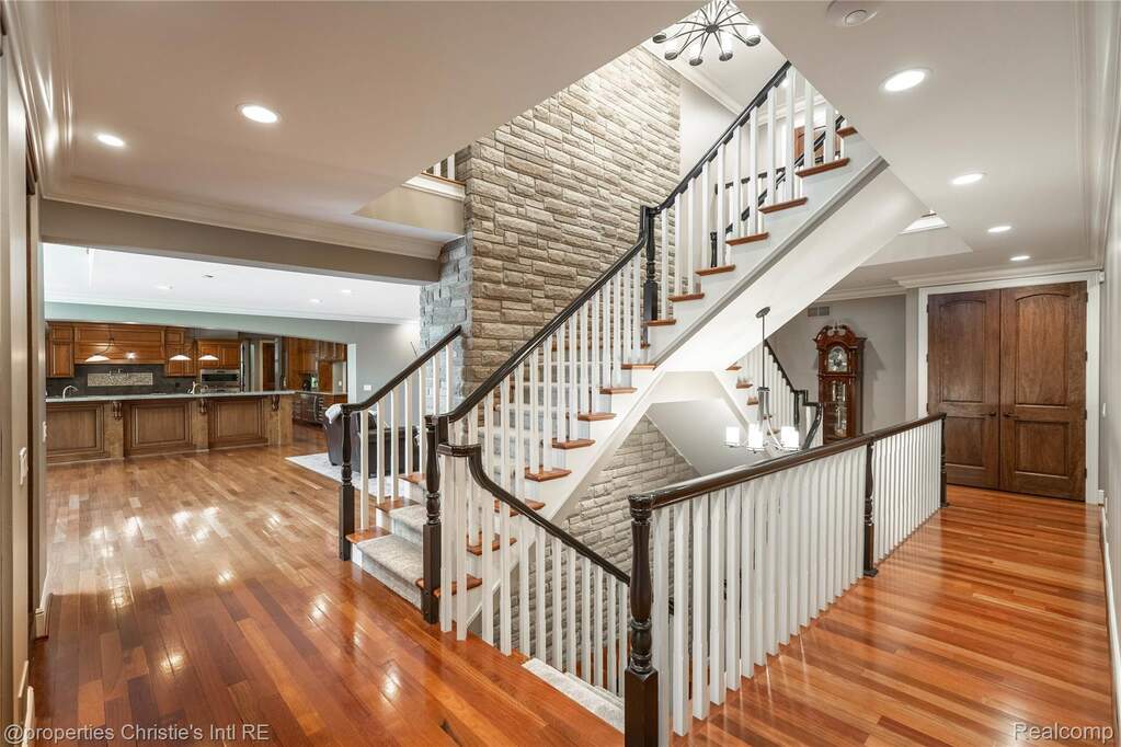 10 Bedroom Single Family Home/House's Image 13