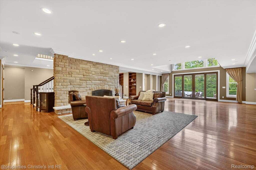10 Bedroom Single Family Home/House's Image 14