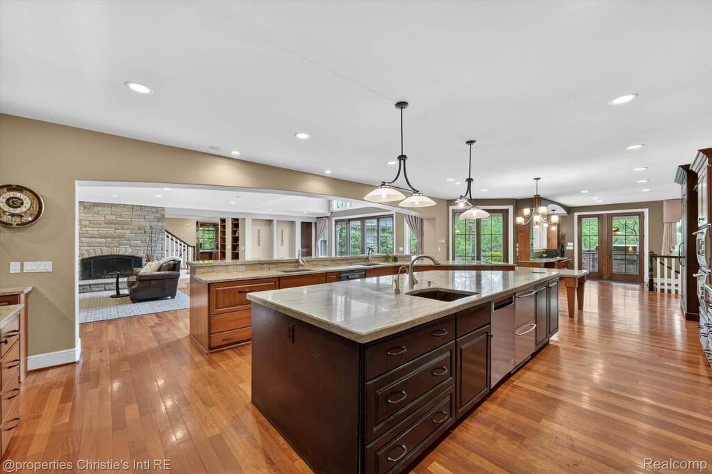 10 Bedroom Single Family Home/House's Image 15