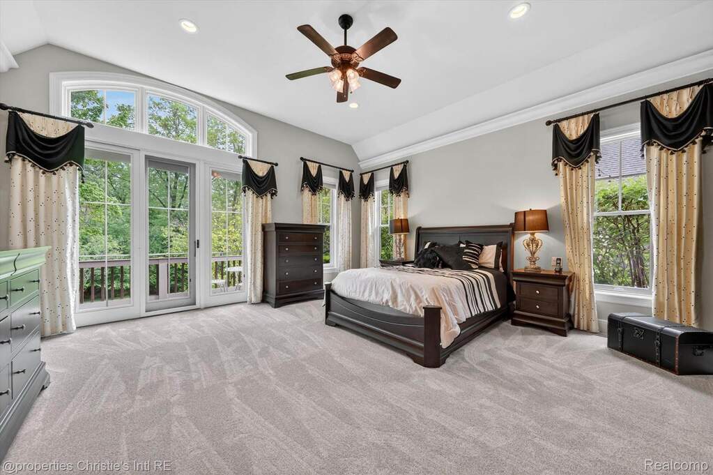 10 Bedroom Single Family Home/House's Image 16