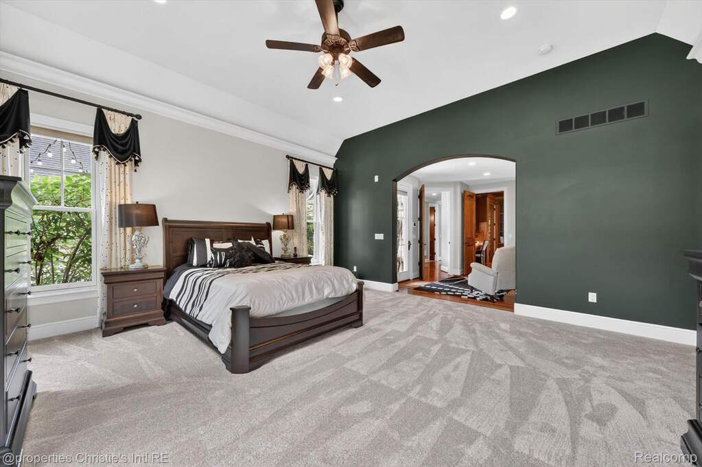 10 Bedroom Single Family Home/House's Image 17