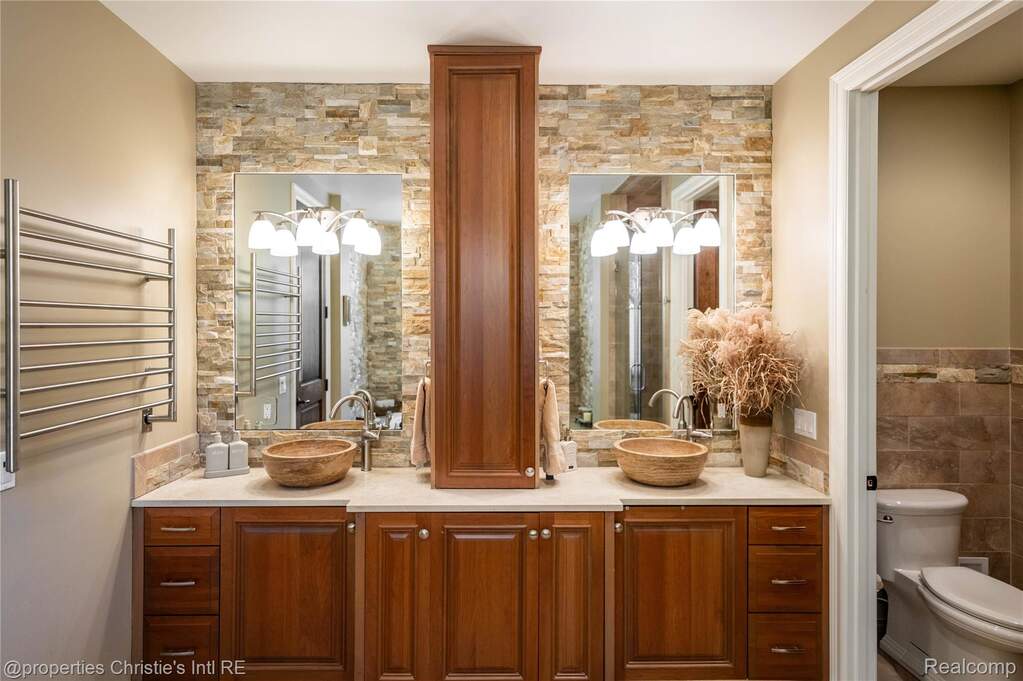 10 Bedroom Single Family Home/House's Image 18