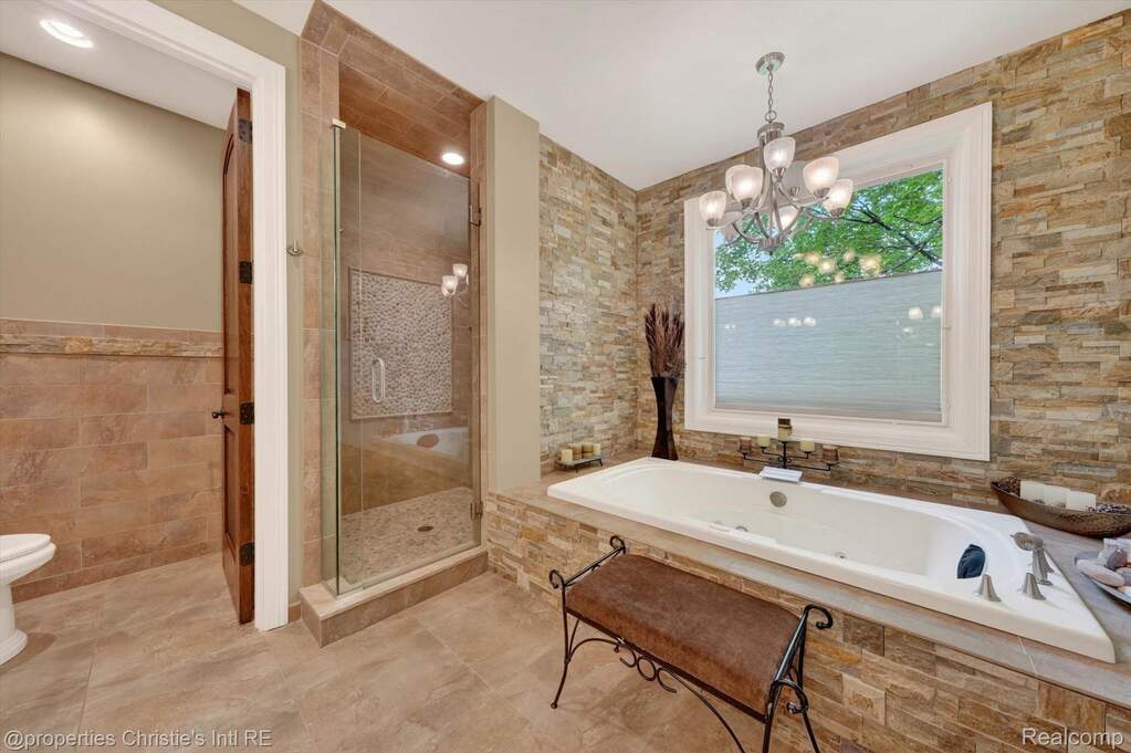 10 Bedroom Single Family Home/House's Image 20
