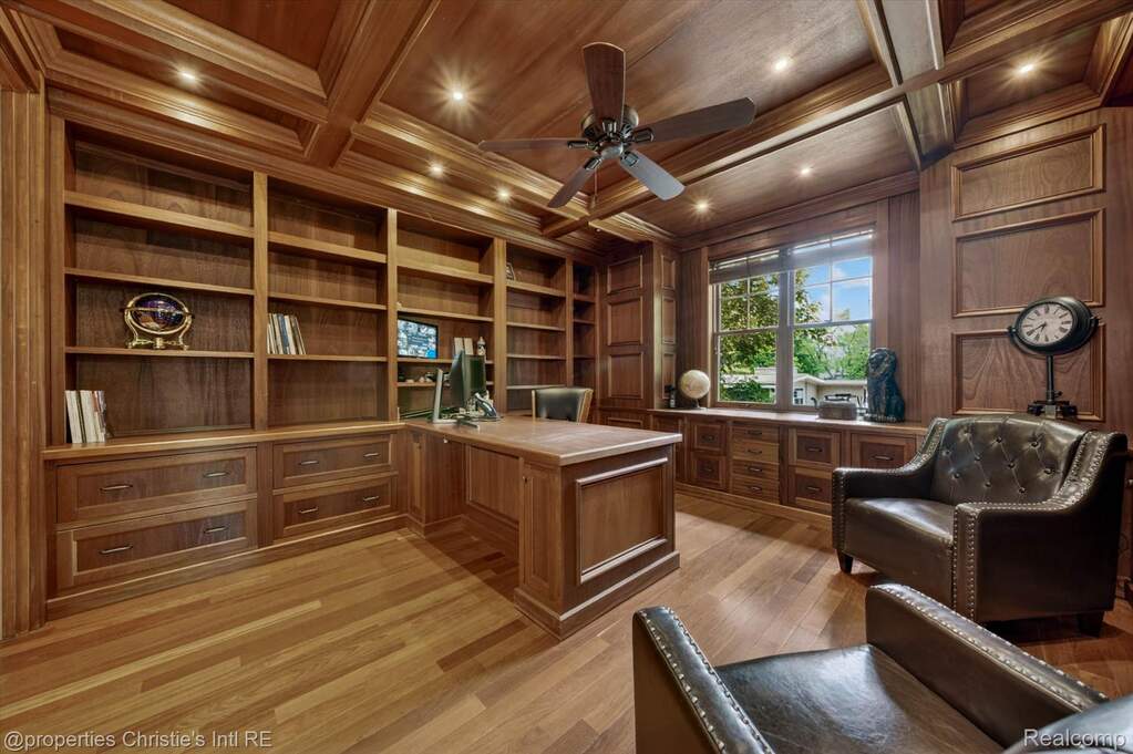 10 Bedroom Single Family Home/House's Image 21