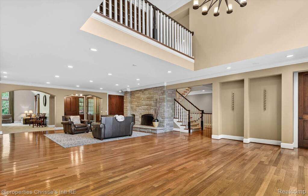 10 Bedroom Single Family Home/House's Image 22