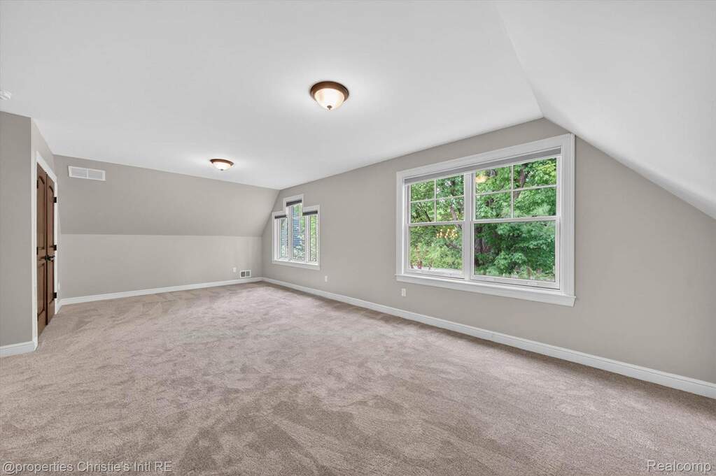 10 Bedroom Single Family Home/House's Image 24