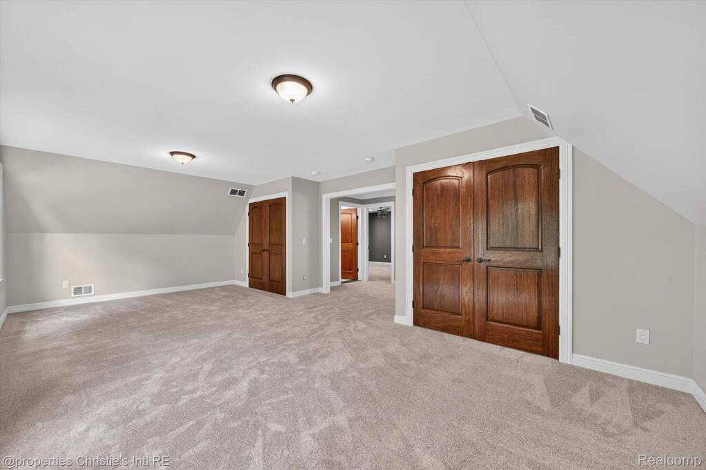 10 Bedroom Single Family Home/House's Image 25