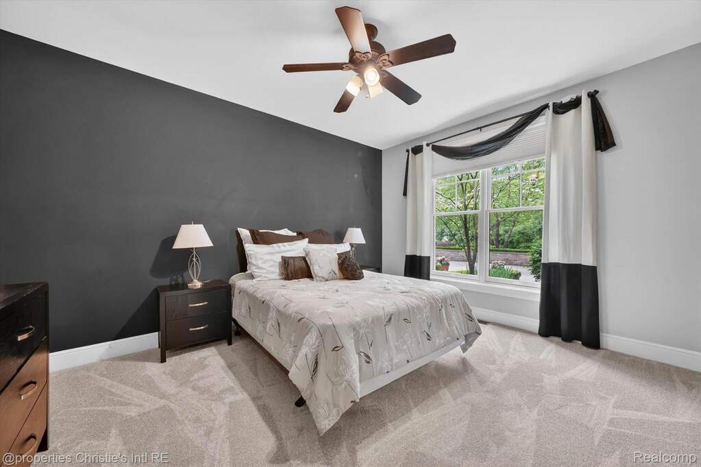 10 Bedroom Single Family Home/House's Image 29