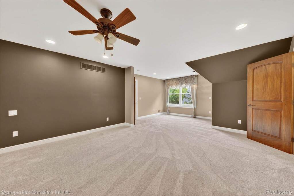 10 Bedroom Single Family Home/House's Image 31