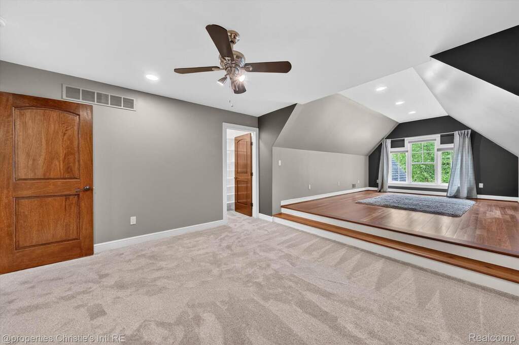 10 Bedroom Single Family Home/House's Image 35