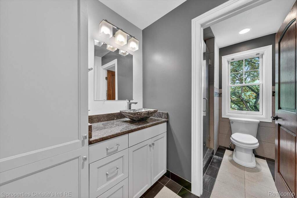 10 Bedroom Single Family Home/House's Image 36