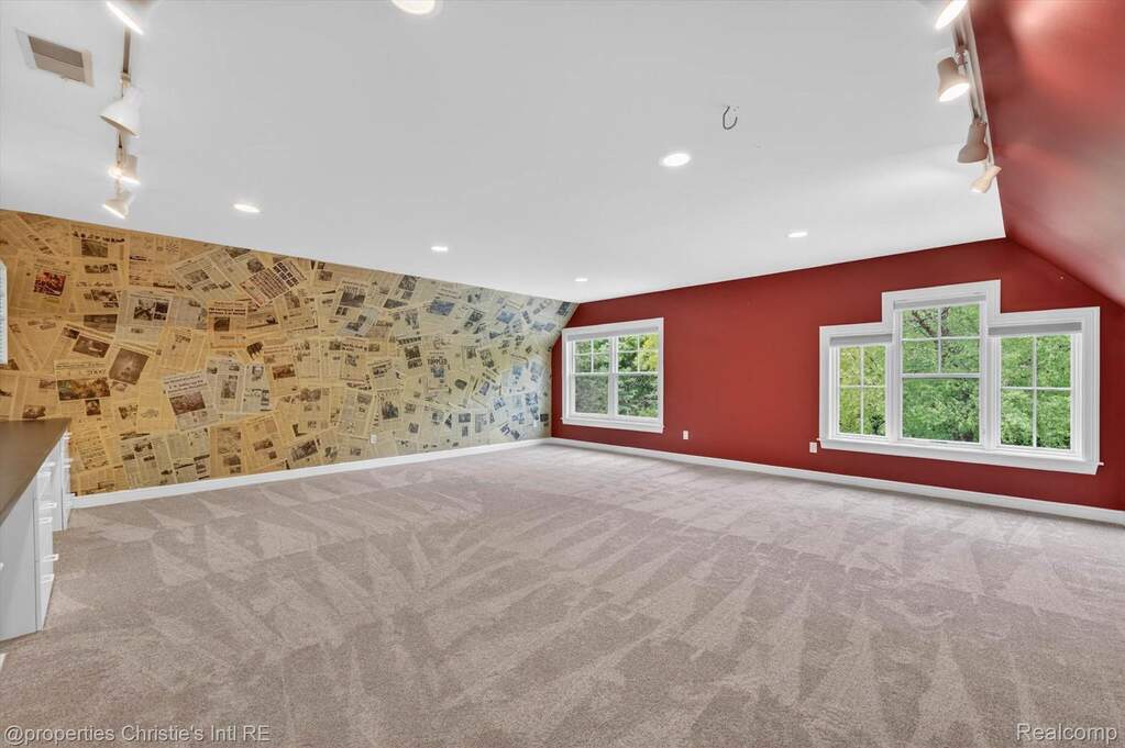 10 Bedroom Single Family Home/House's Image 37