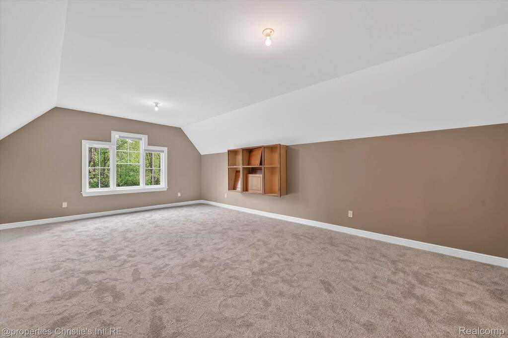 10 Bedroom Single Family Home/House's Image 39