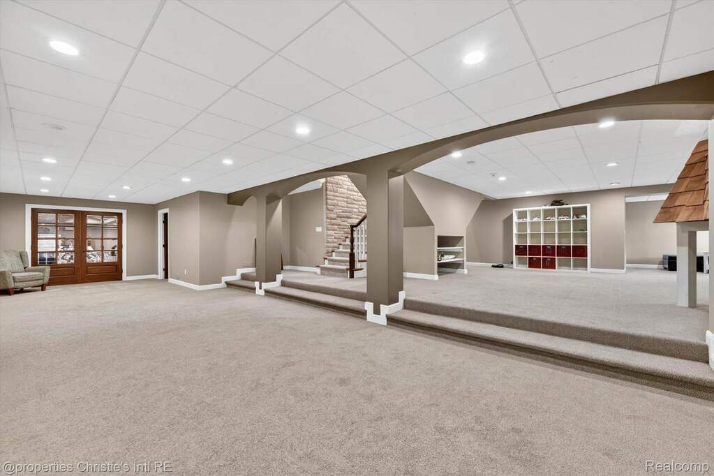 10 Bedroom Single Family Home/House's Image 41