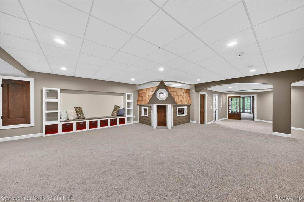 10 Bedroom Single Family Home/House's Image 42