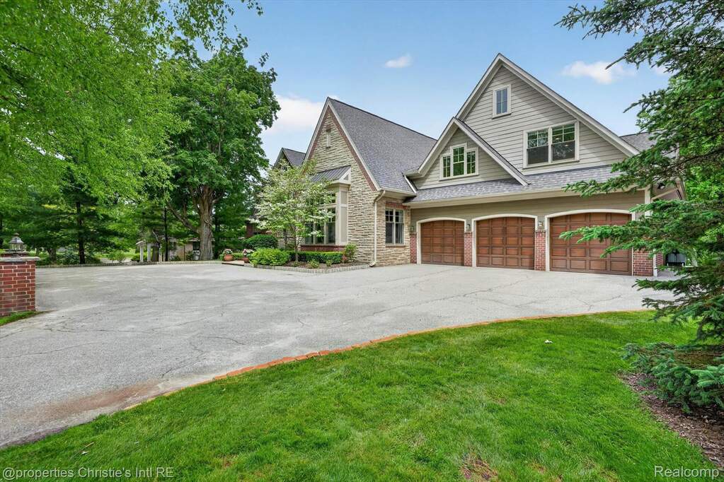 10 Bedroom Single Family Home/House's Image 48