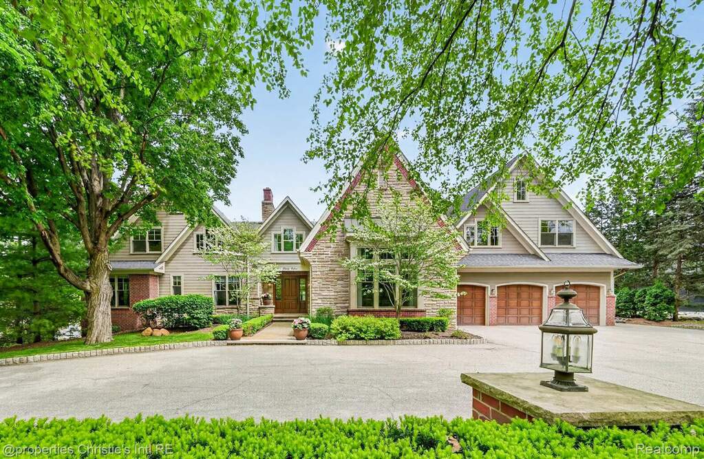 10 Bedroom Single Family Home/House's Image 49