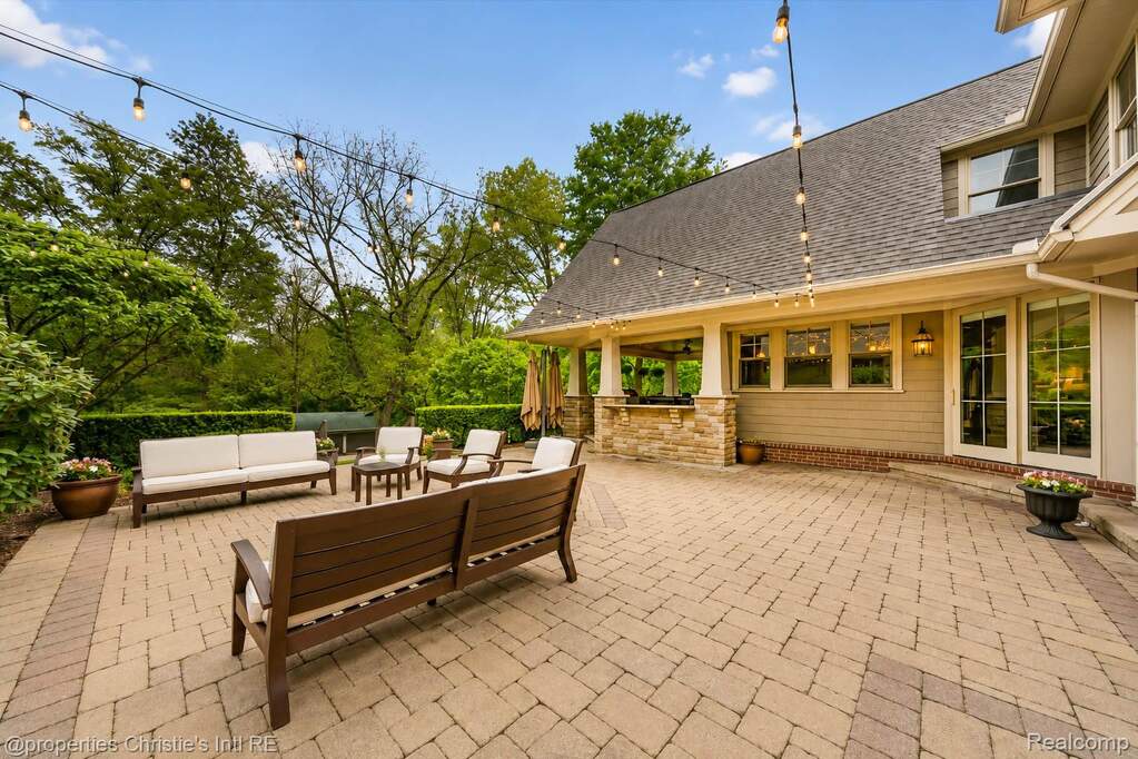10 Bedroom Single Family Home/House's Image 3