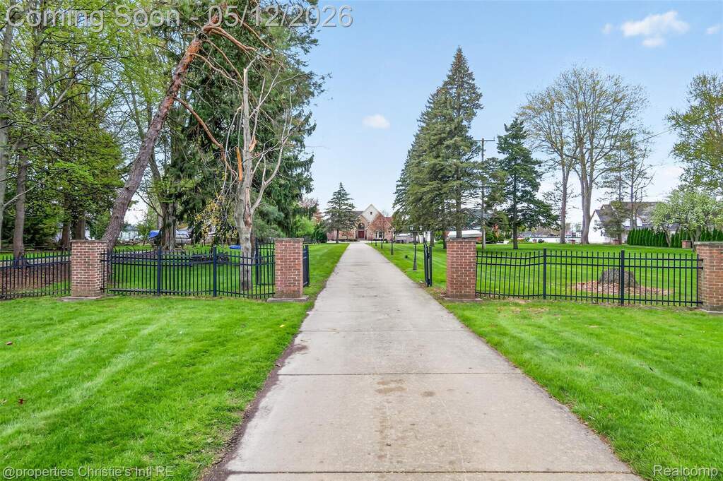 4 Bedroom Single Family Home/House's Image 9