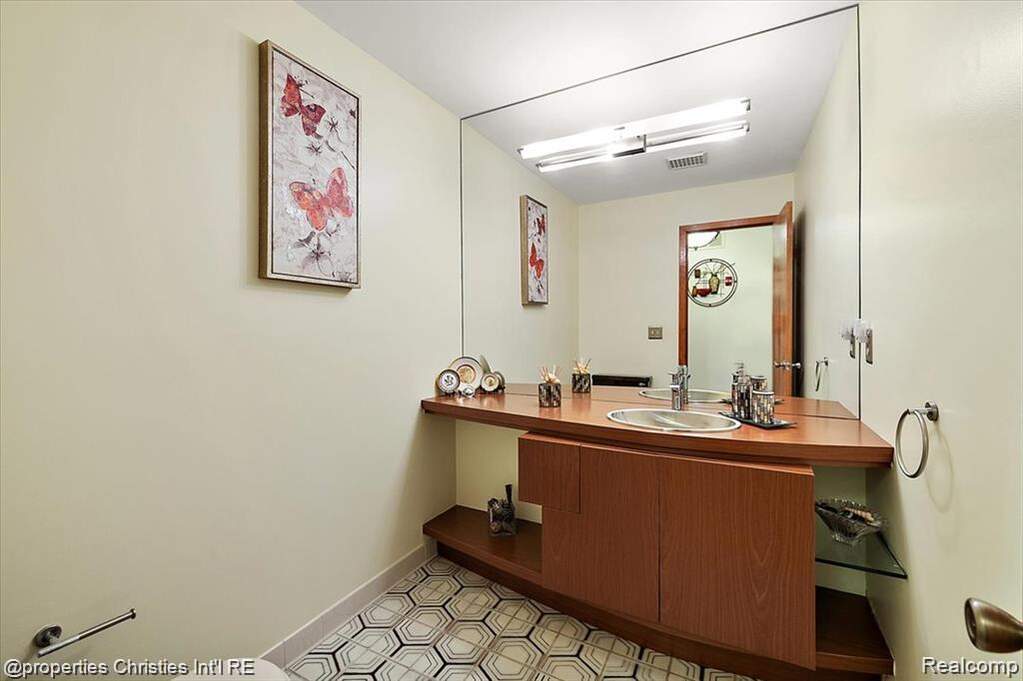 4 Bedroom Single Family Home/House's Image 18