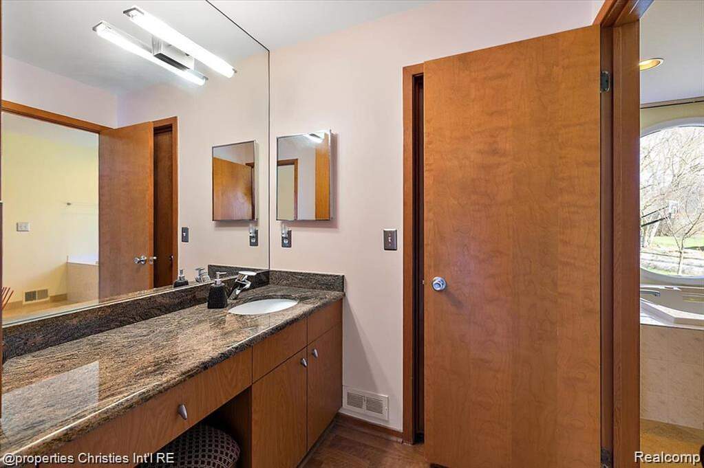 4 Bedroom Single Family Home/House's Image 25