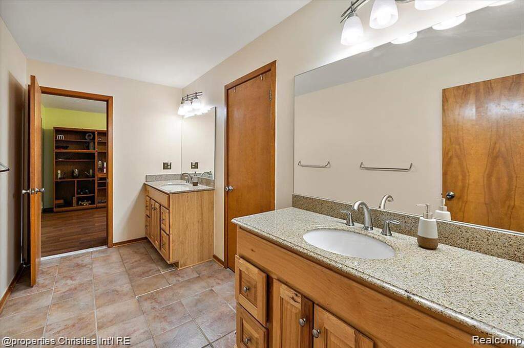 4 Bedroom Single Family Home/House's Image 33