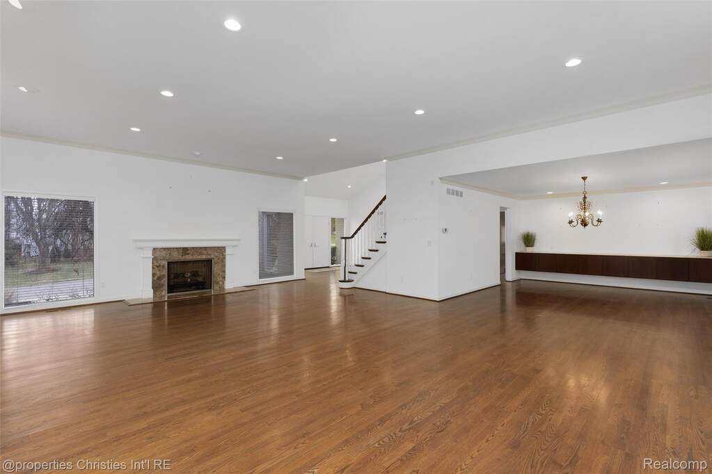 5 Bedroom Single Family Home/House's Image 12