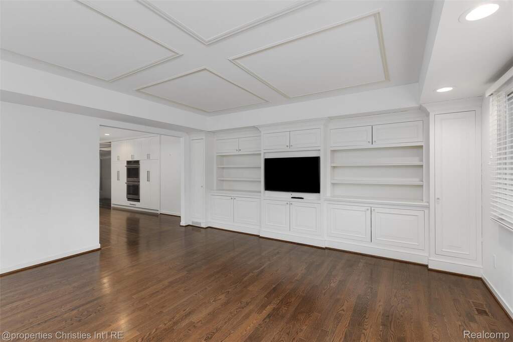 5 Bedroom Single Family Home/House's Image 13
