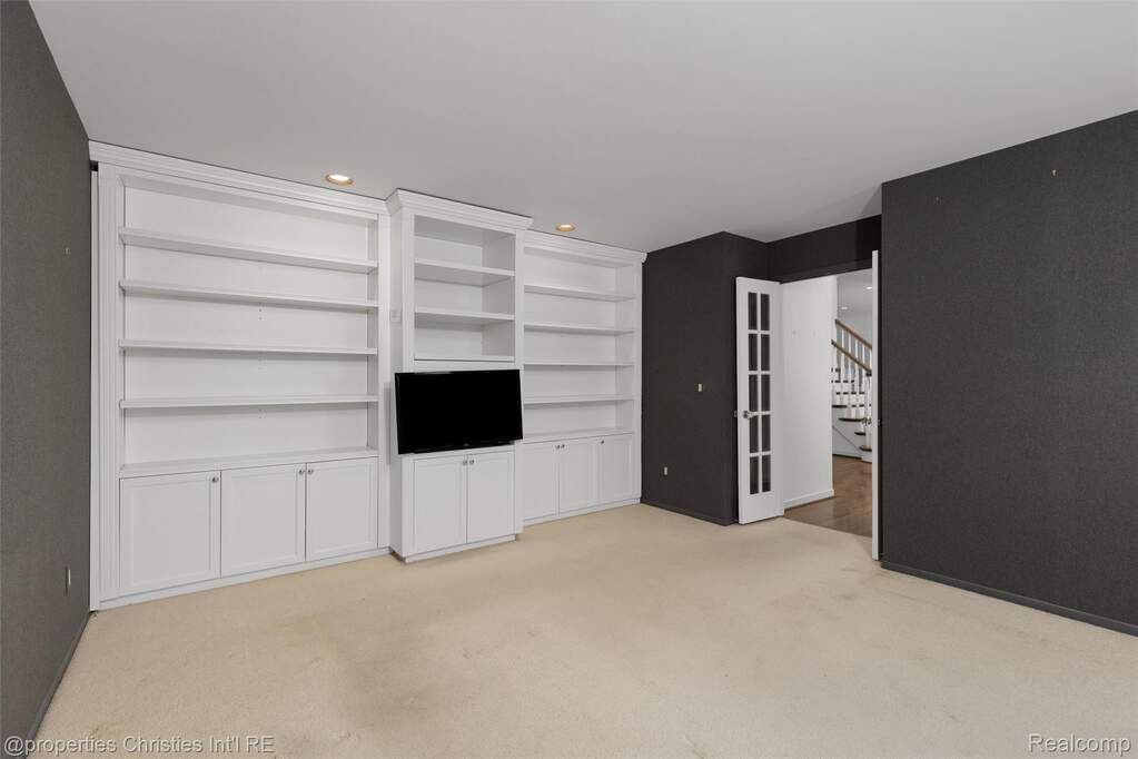 5 Bedroom Single Family Home/House's Image 18