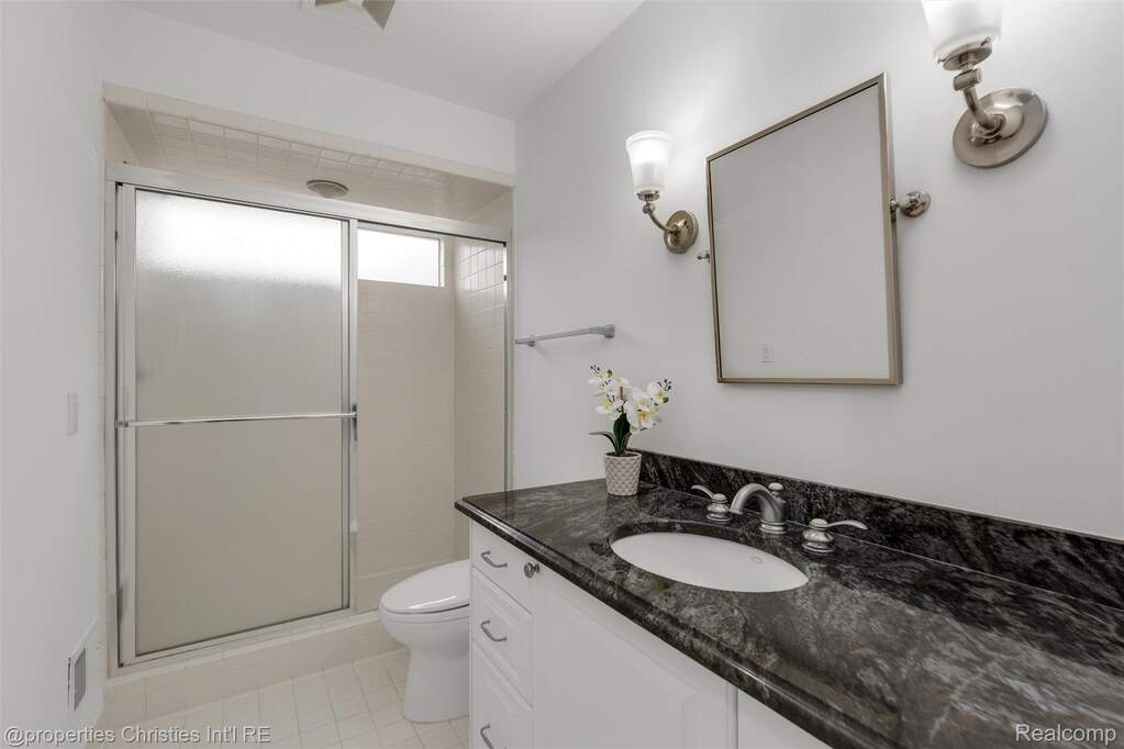 5 Bedroom Single Family Home/House's Image 29