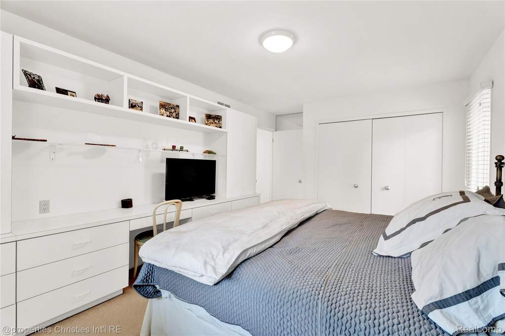 5 Bedroom Single Family Home/House's Image 30